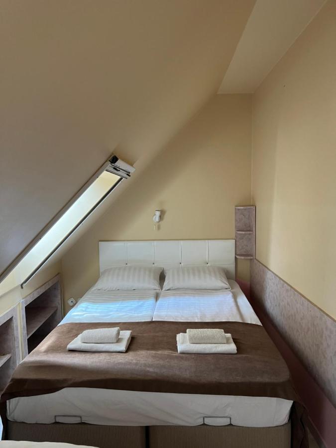 Irini Panzio Hotel บูดาเปสต์ ภายนอก รูปภาพ