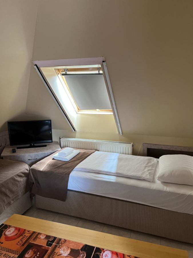 Irini Panzio Hotel บูดาเปสต์ ภายนอก รูปภาพ